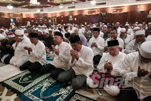 Solat Jumaat berlangsung di Surau Ar-Rahman, PWTC di Kuala Lumpur semalam. - Foto Zahid Izzani