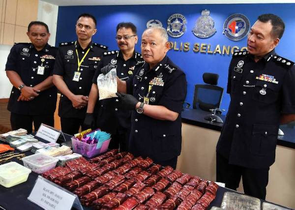 Noor Azam Jamaludin (dua dari kanan) menunjukkan dadah disyaki pil ecstasy yang dirampas dalam dua operasi di Gombak dan Klang Selatan pada sidang media di IPK Selangor, hari ini.