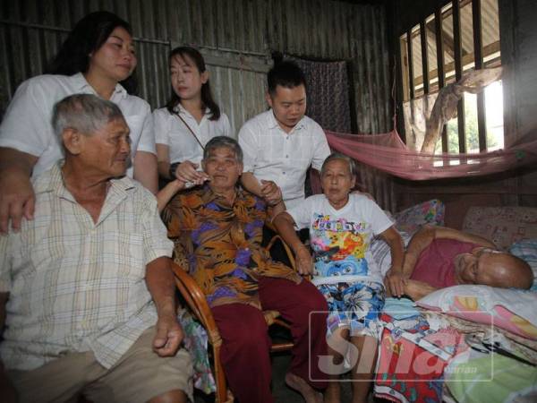 Duduk dari kiri: Kok Onn, Kwai Yee, Lai Yee dan Kok Ngaw (baring) bersama buat kali terakhir di rumah sewa yang didiami sejak kecil sebelum dua daripada mereka berpindah ke tempat baharu hari ini.