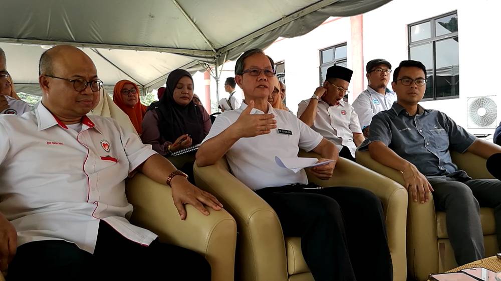 Boon Chye (tengah) ketika ditemui media pada selepas Majlis Dialog Bersama Kakitangan Klinik Kesihatan Sungai Lembing di sini semalam.