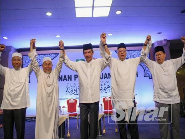 Mohamad (tiga dari kiri) bersama Timbalan Presiden Pas, Tuan Ibrahim Tuan Man (dua dari kiri), Naib Presiden UMNO, Datuk Seri Ismail Sabri Yaakob (dua dari kanan), Naib Presiden Pas, Idris Ahmad (kiri) dan Datuk Seri Ahmad Maslan (kanan) mengangkat tangan bersama-sama ketika Ceramah Perdana UMNO dan Pas pada Himpunan Penyatuan Ummah di PWTC malam tadi.