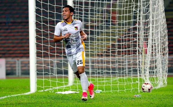 Pemain Negeri Sembilan, Muhammad Ferris Danial Mat Nasir meraikan jaringan gol kedua pasukannya pada minit ke-56 ketika menentang pasukan PKNS FC pada perlawanan Piala Malaysia 2019 yang berlangsung di Stadium Shah Alam, malam tadi. Keputusan penuh PKNS FC 1-3 Negeri Sembilan. -Foto Bernama