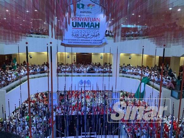 Ahli dari kedua parti yang hadir pada HPU di Pusat Dagangan Dunia Putra (PWTC) di sini hari ini. - FOTO: SHARIFUDIN ABDUL RAHIM & ZAHID IZZANI