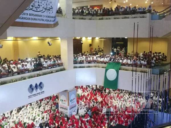 Orang ramai memenuhi segenap ruang di dalam PWTC.