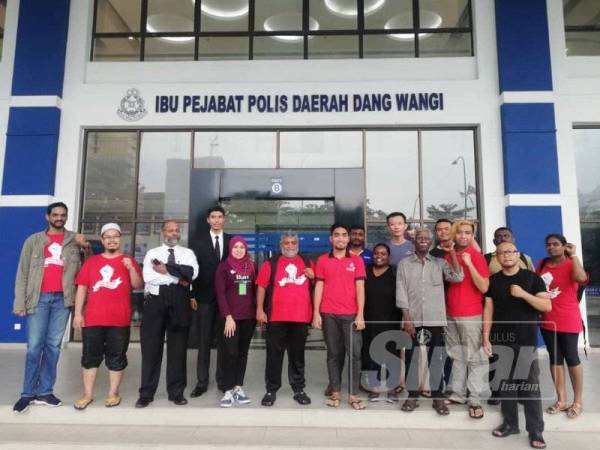 Khalid (tujuh dari kiri) dibebaskan dengan jaminan polis jam 12.15 tengah hari tadi di IPD Dang Wangi.