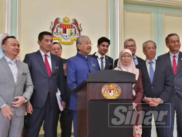 Dr Mahathir bersama menteri Kabinet pada sidang media hari ini.