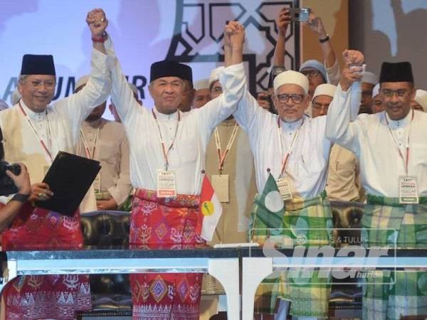 Dari kanan Setiausaha Agung Pas, Datuk Takiyuddin Hassan; Presiden Pas, Datuk Seri Abdul Hadi Awang, Ahmad Zahid dan Setiausaha Agung UMNO, Tan Sri Annuar Musa mengangkat tangan bersama-sama pada HPU914 di PWTC hari ini. - Foto: SHARIFUDIN ABDUL RAHIM