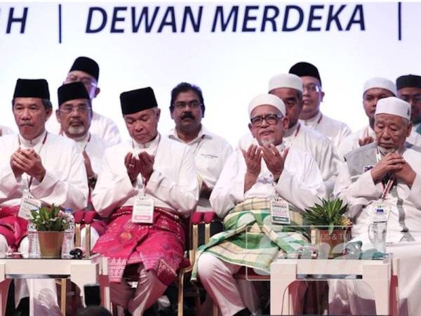 Abdul Hadi (dua dari kanan) bersama Presiden UMNO, Datuk Seri Ahmad Zahid Hamidi (dua dari kiri) bersama pimpinan UMNO dan Pas berdoa selepas menandatangani Piagam Permuafakatan Nasional pada HPU di PWTC hari ini. - FOTO: ZAHID IZZANI