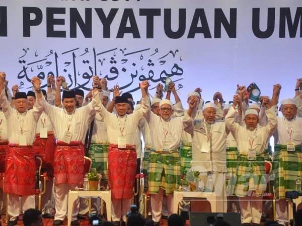 Ahmad Zahid dan Abdul Hadi bergambar bersama pimpinan parti selepas menandatangani piagam Permuafakat Nasional pada Himpunan Penyatuan Ummah di PWTC hari ini. -Foto Sinar Harian SHARIFUDIN ABDUL RAHIM