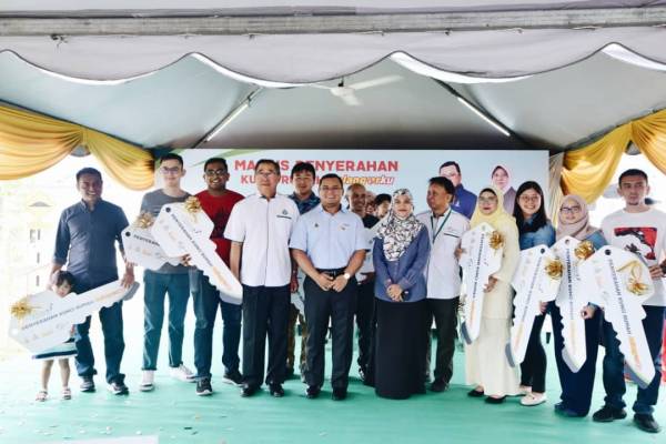 Penerima kunci bergambar bersama Amirudin selepas majlis berkenaan yang berlangsung di Bandar Seri Coalfields hari ini. - Foto: Ihsan Pejabat Menteri Besar