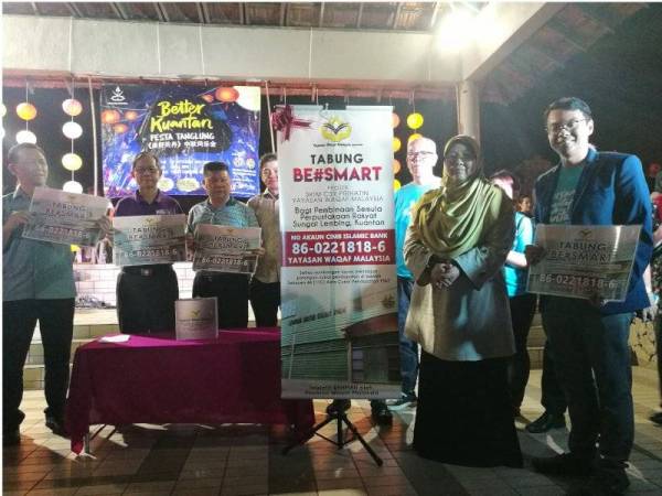 Boon Chye (dua dari kiri) merakamkan gambar bersama Fuziah(dua dari kanan) dan Chean Chung (kanan) selepas melancarkan program Tabung be #Smart Bagi Pembangunan Semula Perpustakaan Sungai Lembing di Teluk Cempedak di sini semalam.