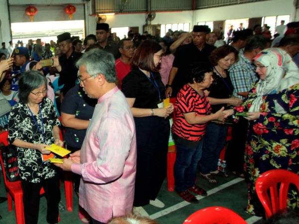 Al-Sultan Abdullah dan Tunku Azizah berkenan menziarah dan mengurniakan sumbangan kepada mangsa kebakaran di Dewan Sekolah Jenis Kebangsaan (C) Sungai Lembing hari ini. Foto: Bernama