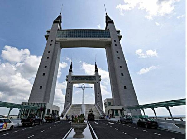 Galeri Skybridge yang terletak di menara tinjau jambatan angkat atau drawbridge akan dibuka kepada umum bermula esok. - Foto Bernama 