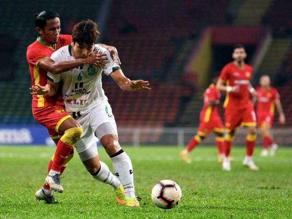 Pemain Melaka Jang Sukwon (depan, kanan) cuba mengejar bola dari pemain Selangor Mohd Khyril Muhymeen Zambri (depan, kiri) pada perlawanan Piala Malaysia 2019 antara pasukan Selangor bertemu pasukan Melaka di Stadium Shah Alam malam tadi. Foto: Bernama