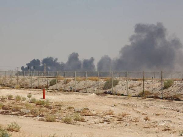 Kepulan asap memenuhi ruang udara loji minyak Aramco di Abqaiq, semalam. - Foto AFP