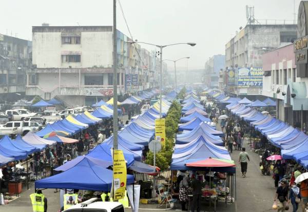 Gambar yang dirakam pada 12 tengah hari tadi di Pasar Mingguan Sabindo memperlihatkan keadaan jerebu di bandar Tawau. Foto: Bernama
