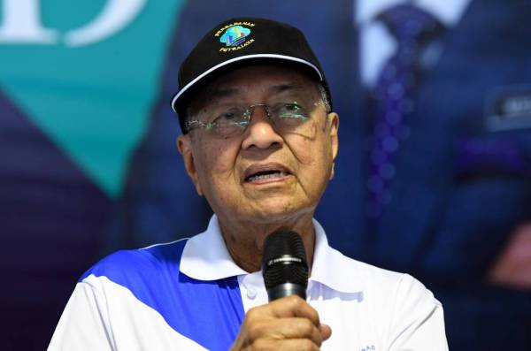 Dr Mahathir Mohamad bercakap pada sidang media selepas menyaksikan pusingan akhir Pertandingan 'The Boat Race Putrajaya 2019' di Tasik Putrajaya hari ini. Foto: Bernama
