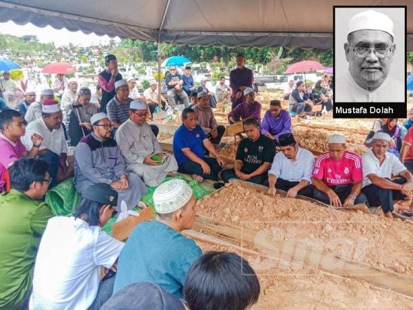 Aminuddin (lima dari kanan) turut mengiringi jenazah Mustafa ketika majlis pengebumian di Seremban semalam. Gambar kecil: Allahyarham Mustafa.