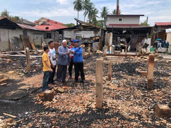 Wakil TNB yang hadir untuk menutup akaun di kawasan tujuh rumah yang terbakar.