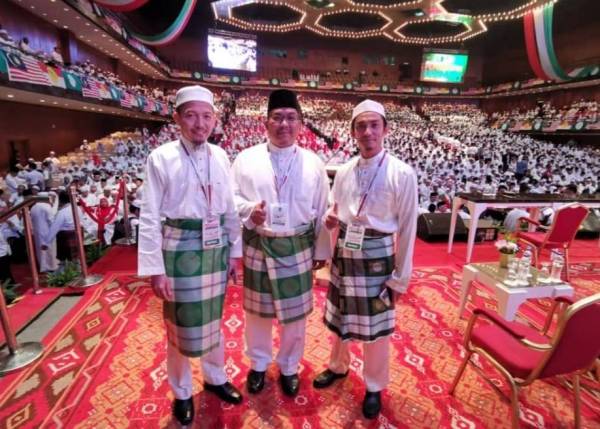 Nik Abduh (kiri) berkongsi gambarnya ketika menghadiri Himpunan Penyatuan Ummah di PWTC. FOTO: Facebook Nik Abduh Nik Abdul Aziz