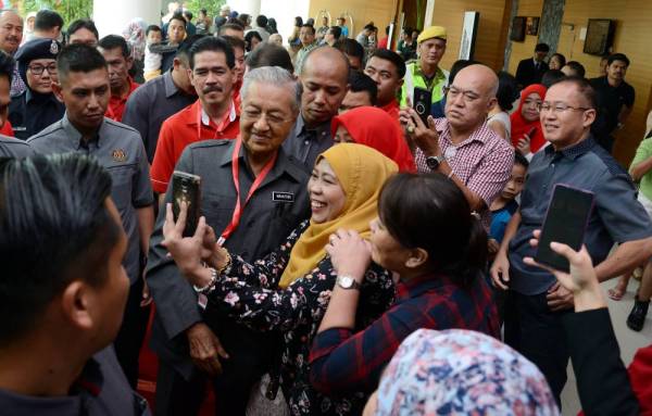 Dr Mahathir yang juga Pengerusi Bersatu sempat berswafoto bersama ahli-ahli Bersatu ketika menghadiri majlis Berambeh Bersatu Sarawak hari ini. Foto: Bernama