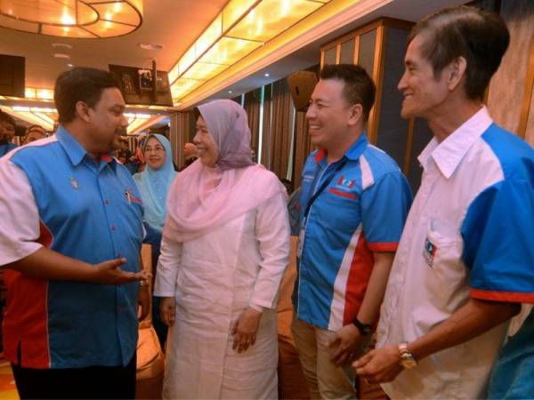 Zuraida beramah mesra bersama Ketua Cabang PKR Jelutong, Sharudin Mohamed Syariff (kiri); Ketua Cabang PKR Tanjung, Chua Kheng Ee (kanan) dan Ketua Cabang PKR Bagan Alan Oh (dua dari kanan) selepas Majlis Perasmian Mesyuarat Agung Tahunan Cabang Jelutong, Bagan dan Tanjung hari ini. Foto Bernama