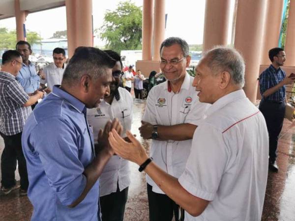 David (kiri) bertemu dengan Menteri Kesihatan, Datuk Seri Dr Dzulkefly Ahmad semalam bagi mengutarakan beberapa isu mengenai penjualan arak murah.