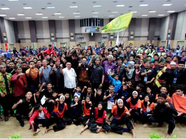 Steven (berdiri, tujuh dari kiri) bersama penganjur dan peserta selepas merasmikan Penutupan Silat Terbuka Cekak Harimau Malaysia 2019 Kali Ke-2 di Dewan Tun Razak Temerloh hari ini. Foto Bernama