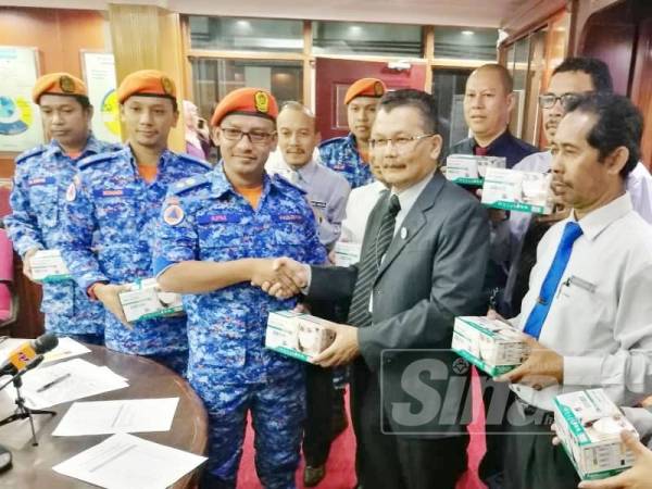 Fazlisyah menyampaikan topeng muka kepada Jabatan Pendidikan Negeri Sembilan hari ni.