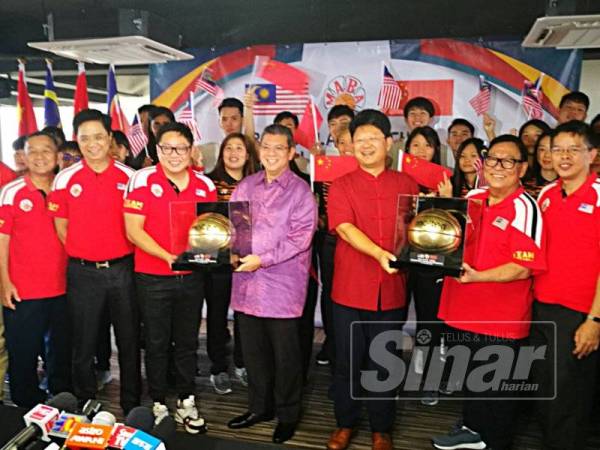 Saifuddin (tengah) pada Majlis Pertukaran Program Bola Keranjang Malaysia-China turut dihadiri Duta China ke Malaysia, Bai Tian (tiga kanan) di Wisma MABA, Kuala Lumpur hari ini. -Foto Sinar Harian