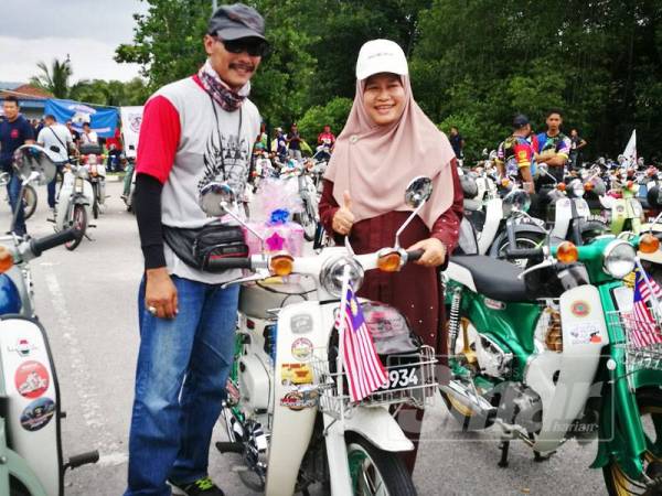 Nor Azrina teruja melihat koleksi motosikal klasik yang menyertai program dianjurkan semalam.