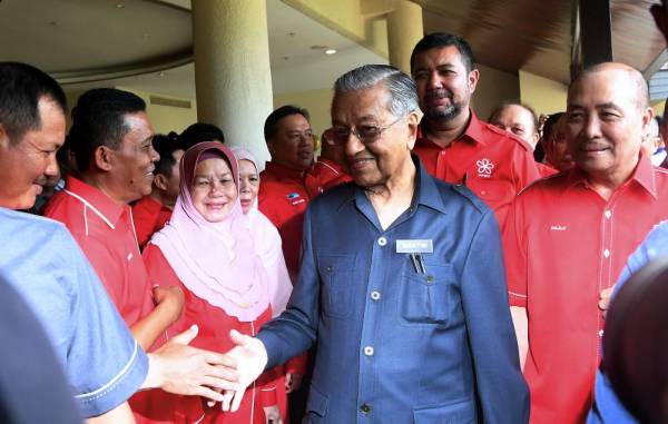 Dr Mahathir yang juga Pengerusi Bersatu ketika tiba bagi menghadiri perjumpaan bersama ahli jawatankuasa badan pimpinan Bersatu Sabah serta Ketua-ketua Srikandi dan Armada Sabah hari ini. -Foto: Bernama