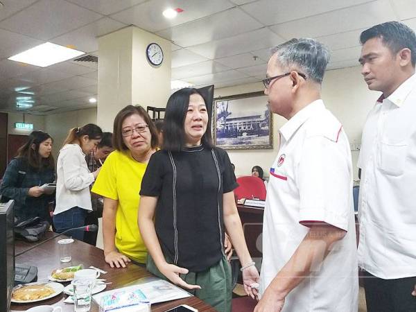 Ibu Carmen, Vivian Teoh menceritakan tentang kematian anaknya kepada Boon Chye tadi.