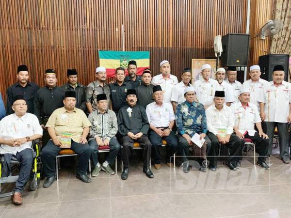 Ramli (empat, kiri, duduk) bergambar kenangan bersama kepimpinan PEKIDA yang hadir pada majlis tersebut.