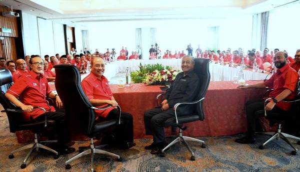 Dr Mahathir (dua dari kanan) bersama Timbalan Presiden Bersatu, Datuk Seri Mukhriz Mahathir (kanan) dan Ketua Badan Pimpinan Bersatu Sabah, Datuk Seri Hajiji Mohd Noor (dua dari kiri) sebelum mempengerusikan perjumpaan khas pimpinan Bersatu Sabah hari ini. - Foto Bernama