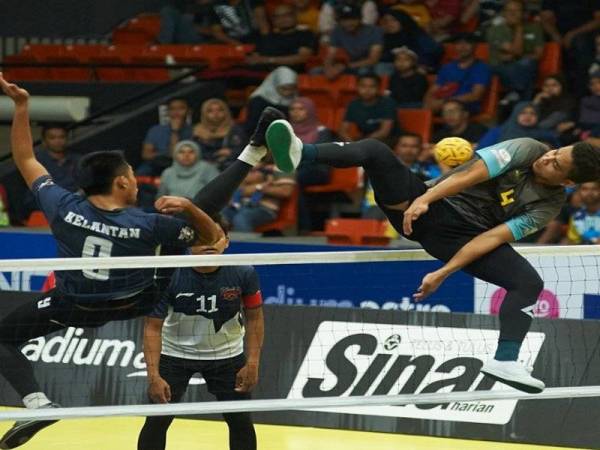 Apit kanan Penang Black Panthers, Azlan Alias menghadang rejaman killer Kelantan Warriors, Nur Yuslie Md Jusoh pada aksi di Stadium MABA. - Foto Liga Sepak Takraw