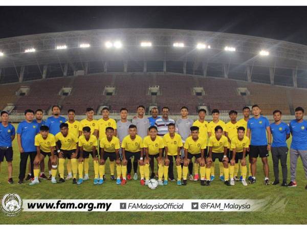 Maniam bersama pemain skuad B-15 negara selepas sesi latihan rasmi di Stadium Nasional, Vientiane, Laos tadi. Foto: FB Football Association of Malaysia (Official)