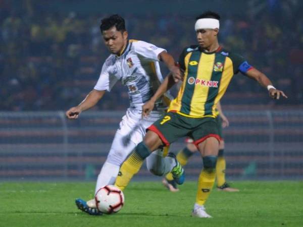 Ketua pasukan Kedah, Baddrol Bakhtiar (kanan) diasak pemain lawan, Abdul Halim Zainal.