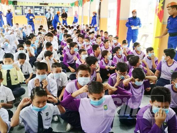 Murid Sekolah Kebangsaan Sri Kulim dibekalkan topeng muka sebagai langkah keselamatan berdepan cuaca tidak menentu.