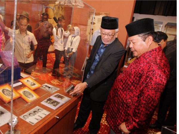 ADUN Johor Lama, Rosleli Jahari (kanan) bersama anak sulung Tokoh Sastera, Kebudayaan dan Persuratan Allahyarham Dr Shaharom Husain, Prof Dr Mohamed Hatta Shaharom (kiri) melihat gambar-gambar Shaharom Husain pada pameran Gapura Sastera dan Kolaborasi Ilmiah: Shaharom Husain di Muzium Tokoh Johor di sini semalam. - Foto Bernama