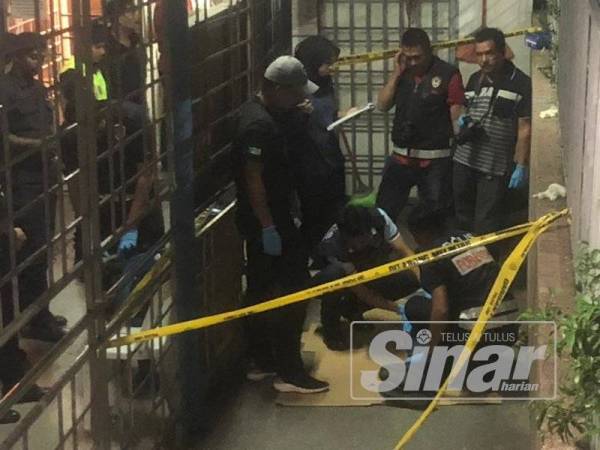 Anggota forensik melakukan siasatan di lokasi kejadian.