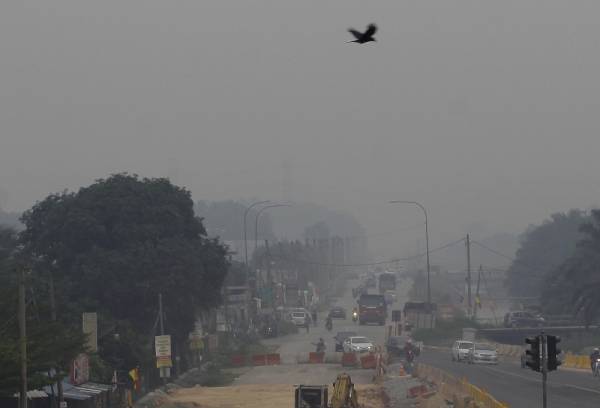 Pemandangan di sekitar Johan Setia yang terjejas akibat jerebu ketika tinjauan hari ini. -Foto Bernama