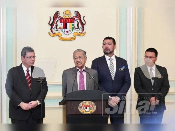 Dr Mahathir pada sidang media selepas merasmikan Kerangka Dasar Luar Negara Malaysia Baharu di Pejabat Perdana Menteri, Putrajaya sebentar tadi. - Foto ZAHID IZANI