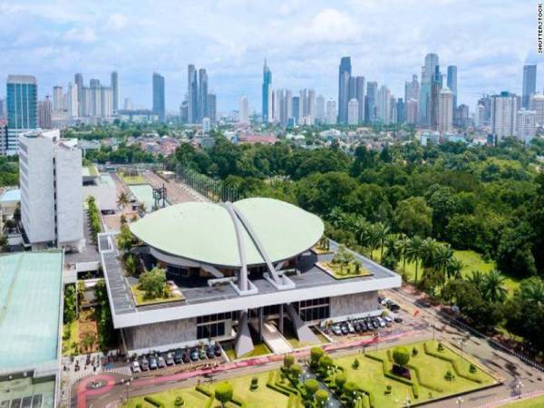 Parlimen Indonesia sebulat suara bersetuju menaikkan had umur berkahwin bagi wanita di negara itu kepada 19 tahun. - FOTO: CNN