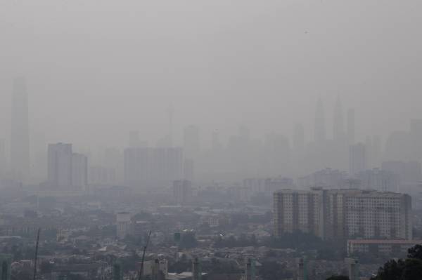 Pemandangan sekitar bandar raya Kuala Lumpur yang masih berjerebu. -Foto Bernama