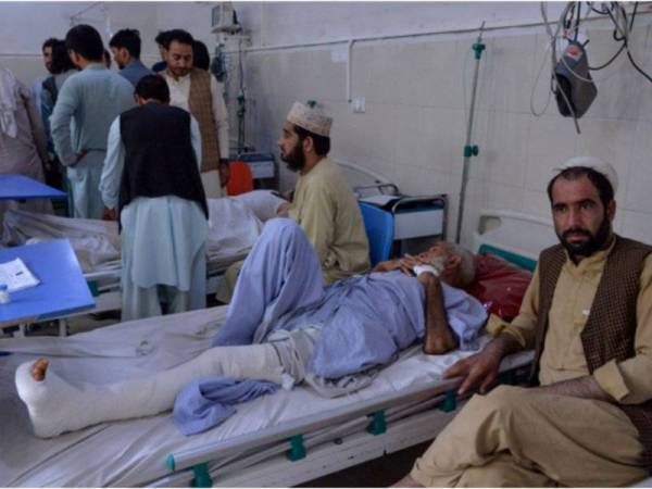 Mangsa serangan pengebom berani mati dan penyerang bersenjata di Jalalabad, Afghanistan hari ini dirawat di hospital. - FOTO AFP