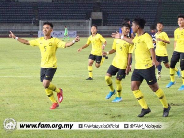 Adam Uwais penjaring gol pertama skuad negara ketika menewaskan Kemboja 7-0 pada aksi di Stadium Nasional di Vientiane hari ini. - Foto Football Association of Malaysia (Official)