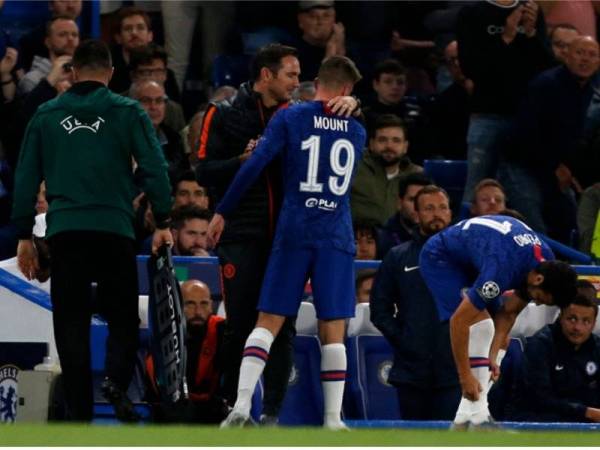 Lampard melihat situasi pemainnya, Mason Mount yang mengalami kecederaan ketika aksi menentang Valencia di Stamford Bridge awal pagi tadi.