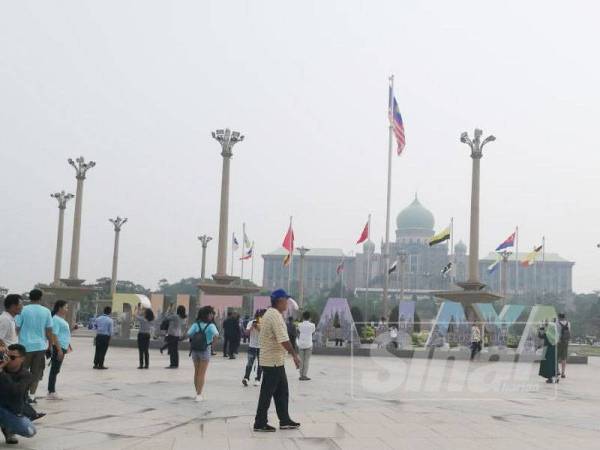 Tinjauan Sinar Harian di sekitar Dataran Masjid Putra semalam. - Foto Sinar Harian