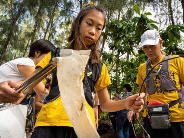 Aktivis muda berusia 12 tahun dari Thailand, Ralyn Satidtanasarn atau mesra dipanggil Lilly sering menyertai aktiviti pembersihan sampah anjuran persatuan tempatan Trash Hero. - Foto AFP